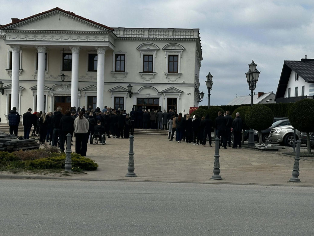 Porwali i skatowali Adriana z Ciechanowa. Bliscy żegnają 23-latka
