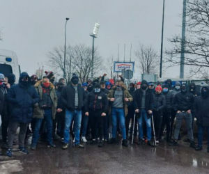 Mecz Stomil Olsztyn - Widzew Łódź. Pod stadionem tłum kibiców. Interweniowała policja