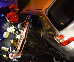 Honda zawisła na barierkach