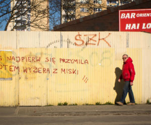 Widzew nosi czapkę z dupki od chleba, a ŁKS je komary... Derby Łodzi na murach