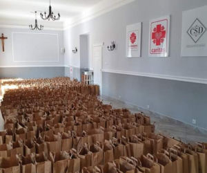 Wielkanoc. Caritas szykuje święconkę na wynos. Zobacz, co włożyli do środka