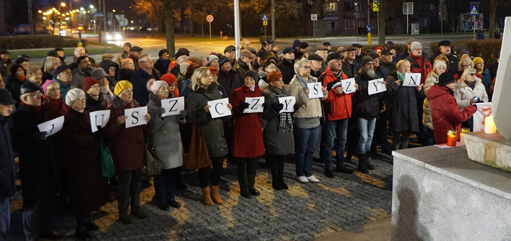Radom: Manifestowali w obronie sędziów. Ponad 100 osób osób wzięło udział w demonstracji