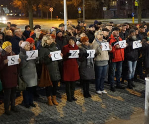 Radom: Manifestowali w obronie sędziów. Ponad 100 osób osób wzięło udział w demonstracji