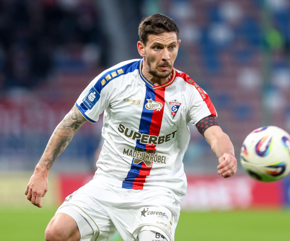 Piłkarz Górnika Zabrze, Erik Janża, biegnie za piłką podczas meczu. O starciu z Fenerbahce przeczytasz na SE Supersport.
