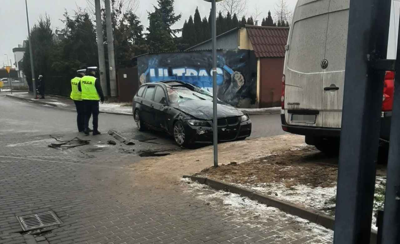 Masakra! Dachował samochodem, barierki przebiły go na wylot