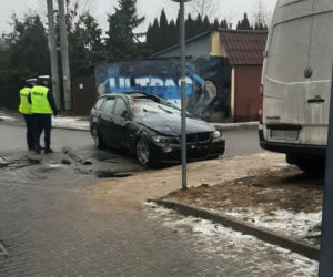 Masakra! Dachował samochodem, barierki przebiły go na wylot