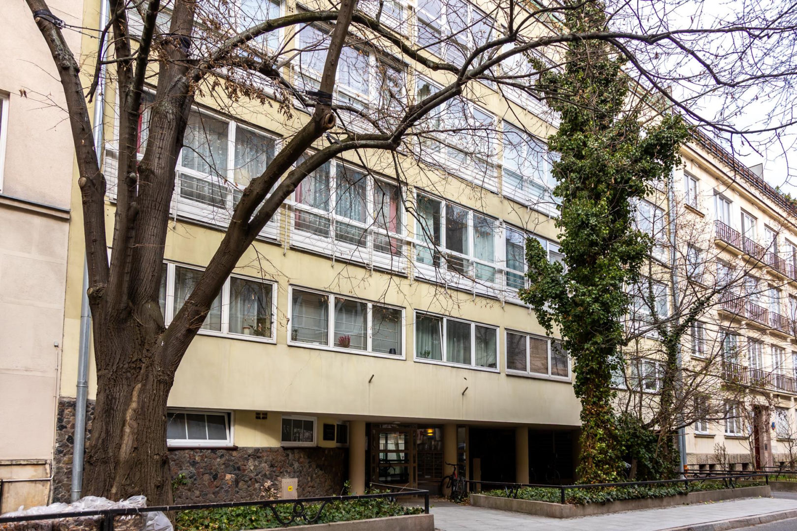 Dom Pod Żaglem na Alei Przyjaciół w Warszawie