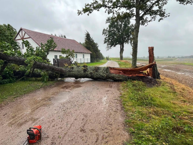 Awarie prądu i zalania. Pracowity weekend służb na Warmii i Mazurach