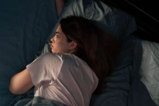 Kortyzol sabotuje twój sen każdej nocy. Badania pokazują, jak łatwo to odwrócić