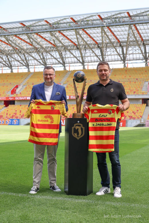 Jagiellonia Białystok zaprezentowała stroje na sezon 2024/25