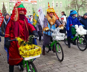 Trzej królowie pojechali na rowerach! Wspólne kolędowanie w centrum Szczecina 