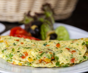 Przepyszny omlet ze świeżą papryką - idealny na drugie śniadanie