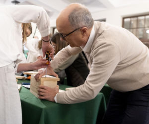 Włodzimierz Czarzasty robi budki dla ptaków Sejm/Piotr Tracz