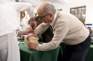 Włodzimierz Czarzasty robi budki dla ptaków Sejm/Piotr Tracz