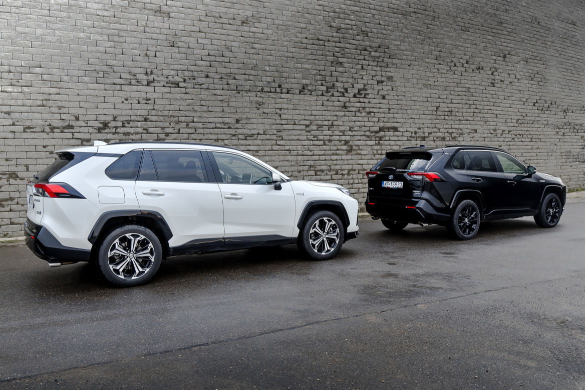 Suzuki Across Plug-in Hybrid i-AWD e-CVT Elegance & Toyota RAV4 Hybrid i-AWD e-CVT Black Edition by JBL