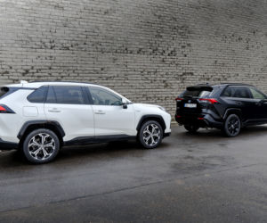Suzuki Across Plug-in Hybrid i-AWD e-CVT Elegance & Toyota RAV4 Hybrid i-AWD e-CVT Black Edition by JBL