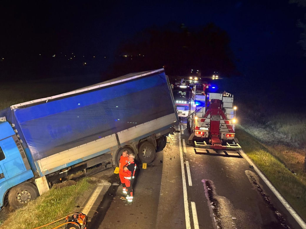 Kierowca mercedesa wjechał pod ciężarówkę 