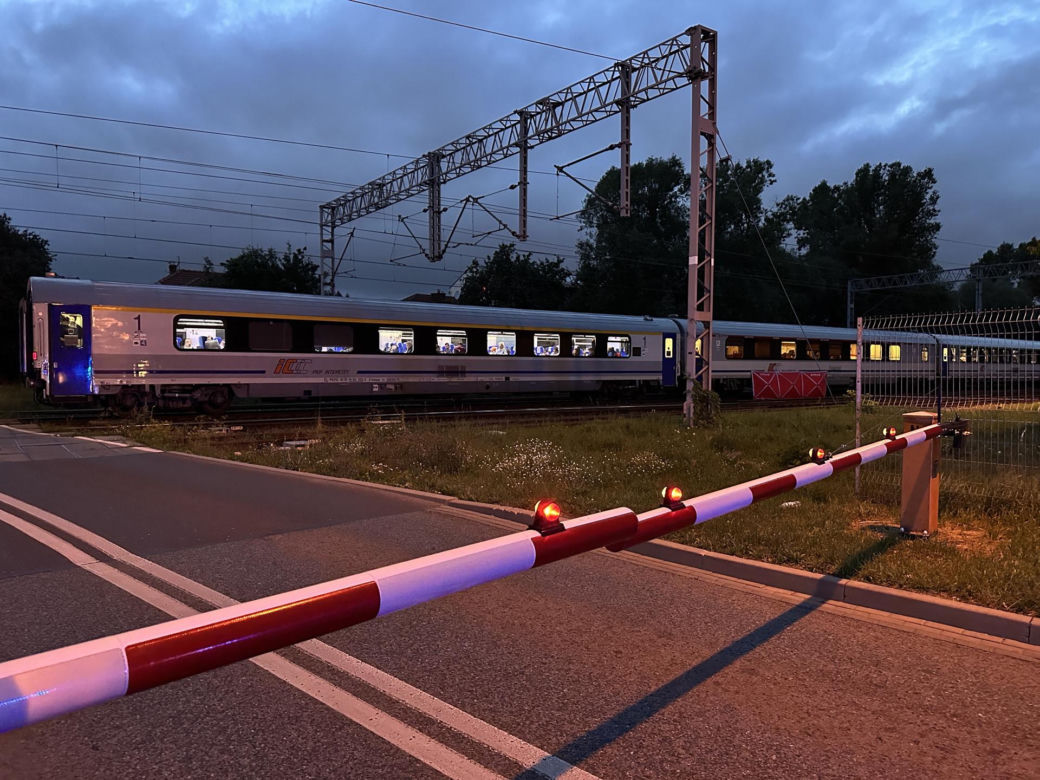 Format: Tragedia na torach. Pieszy zginął zmiażdżony przez pociąg
