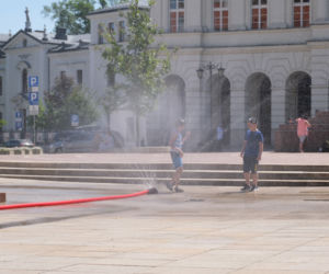 W Warszawie stanęły kurtyny wodne. Warszawiacy walczą z upałem