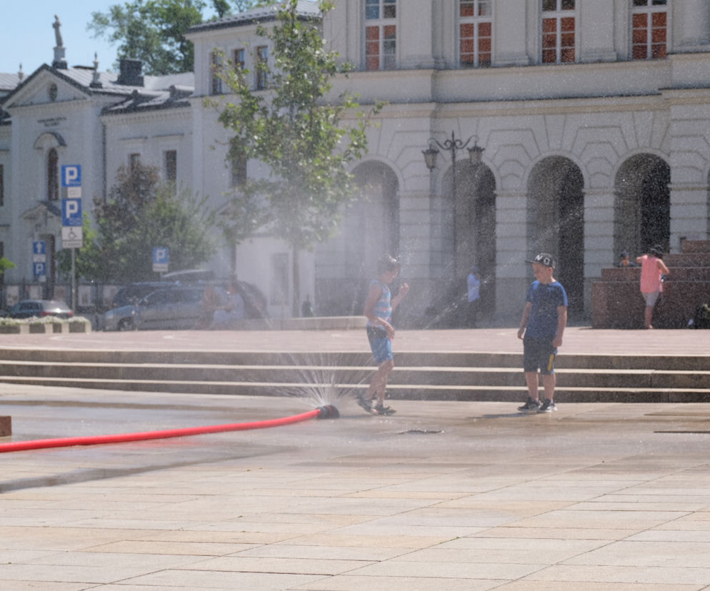 W Warszawie stanęły kurtyny wodne. Warszawiacy walczą z upałem