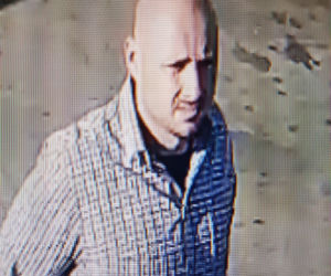 Katowice: Bezczelny złodziej samochodów został nagrany na stacji benzynowej. Rozpoznajesz go?