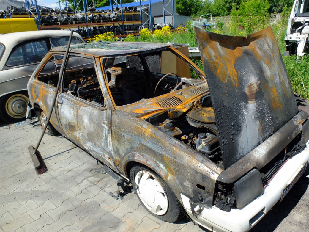 Niszczyli samochody dla zabawy, bo się nudzili. Kto? Trzech...11-latków z Dęblina