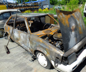 Niszczyli samochody dla zabawy, bo się nudzili. Kto? Trzech...11-latków z Dęblina