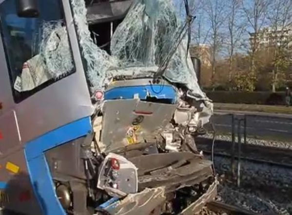 WROCŁAW: Zderzenie trzech TRAMWAJÓW, 21 osób RANNYCH 