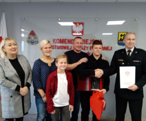 13-latek sam ugasił pożar i uratował swoją młodszą siostrę. Został nagrodzony