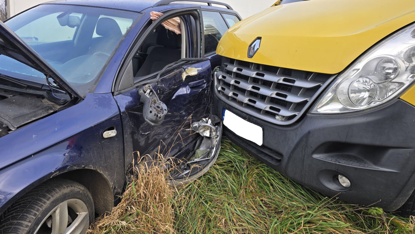 Kolizja na DK12 koło Leszna. Pojazdy omal nie wpadły do rowu