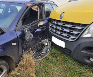 Kolizja na DK12 koło Leszna. Pojazdy omal nie wpadły do rowu