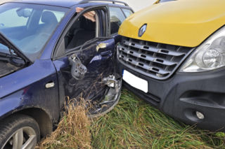 Kolizja na DK12 koło Leszna. Pojazdy omal nie wpadły do rowu