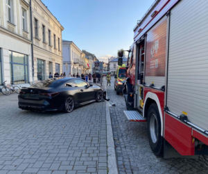 Driftował po sądeckiej starówce i potrącił mężczyznę. Kierowca BWM stracił prawo jazdy