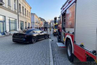 Młody kierowca BMW driftował na Rynku. Z impetem potrącił pieszego, ranny trafił do szpitala 