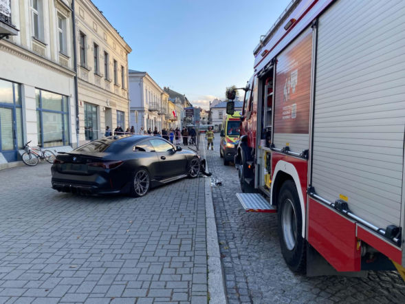 Młody kierowca BMW driftował na Rynku. Z impetem potrącił pieszego, ranny trafił do szpitala 