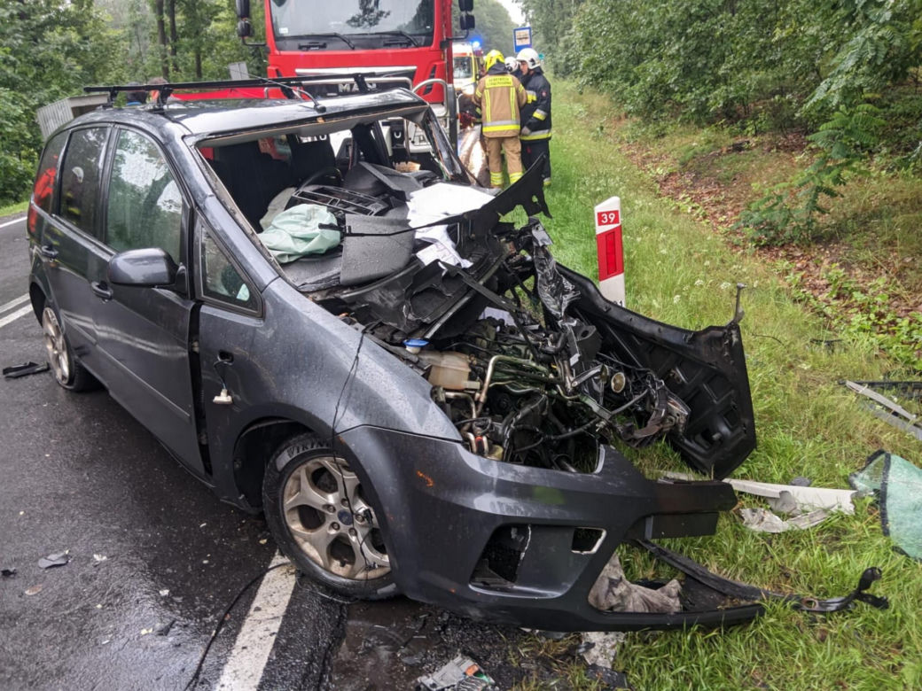 Śmiertelny wypadek na DK 69 pod Kępnem. Nie żyje dwóch kierowców 