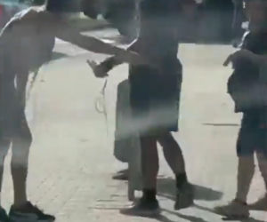 Półnagi mężczyzna z nożem gonił ludzi na ulicy. Dantejskie sceny we Wrocławiu