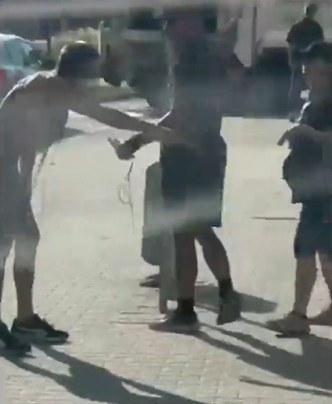 Półnagi mężczyzna z nożem gonił ludzi na ulicy. Dantejskie sceny we Wrocławiu