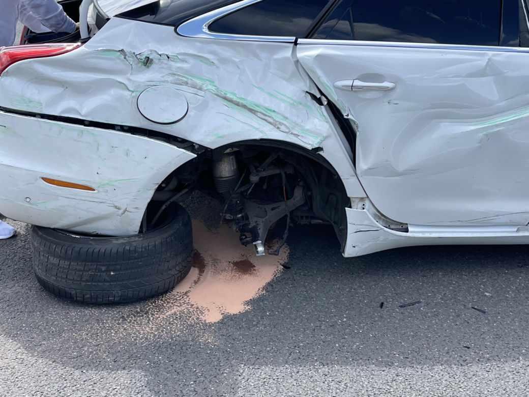 Jaguar stracił koła, mercedes wbił się w ciężarówkę. Spektakularne zderzenie na S8 w Warszawie