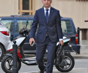 Zamiast na Nowogrodzkiej, Morawiecki i jego stronnicy spotkali się przy Konopnickiej. Były cukierki dla dziennikarzy