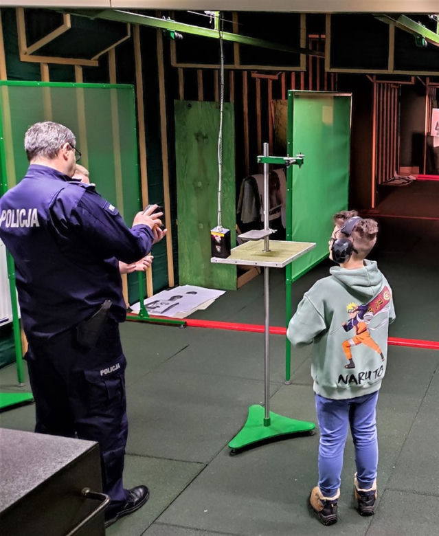 Uczestnicy akcji "Bezpieczne ferie" z wizytą u sądeckich policjantów