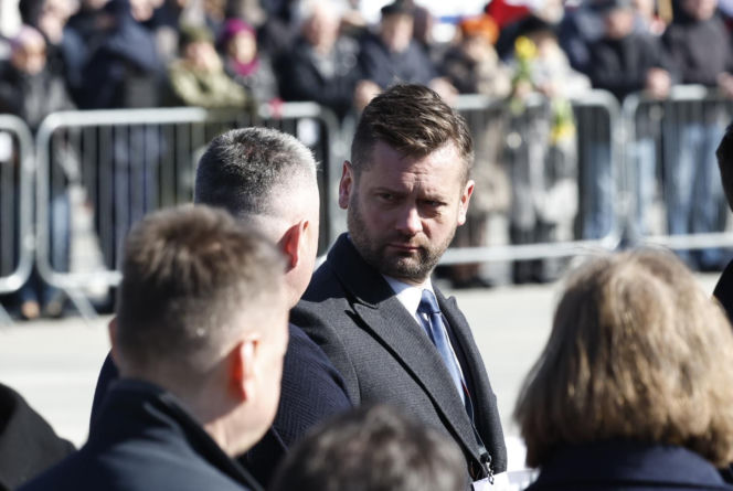 Rocznica katastrofy smoleńskiej. Prezydent Nawrocki uczcił pamięć zmarłych