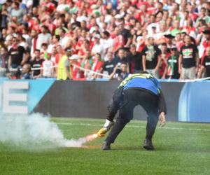 Zadyma kibiców na Euro 2016 podczas meczu Węgier z Islandią
