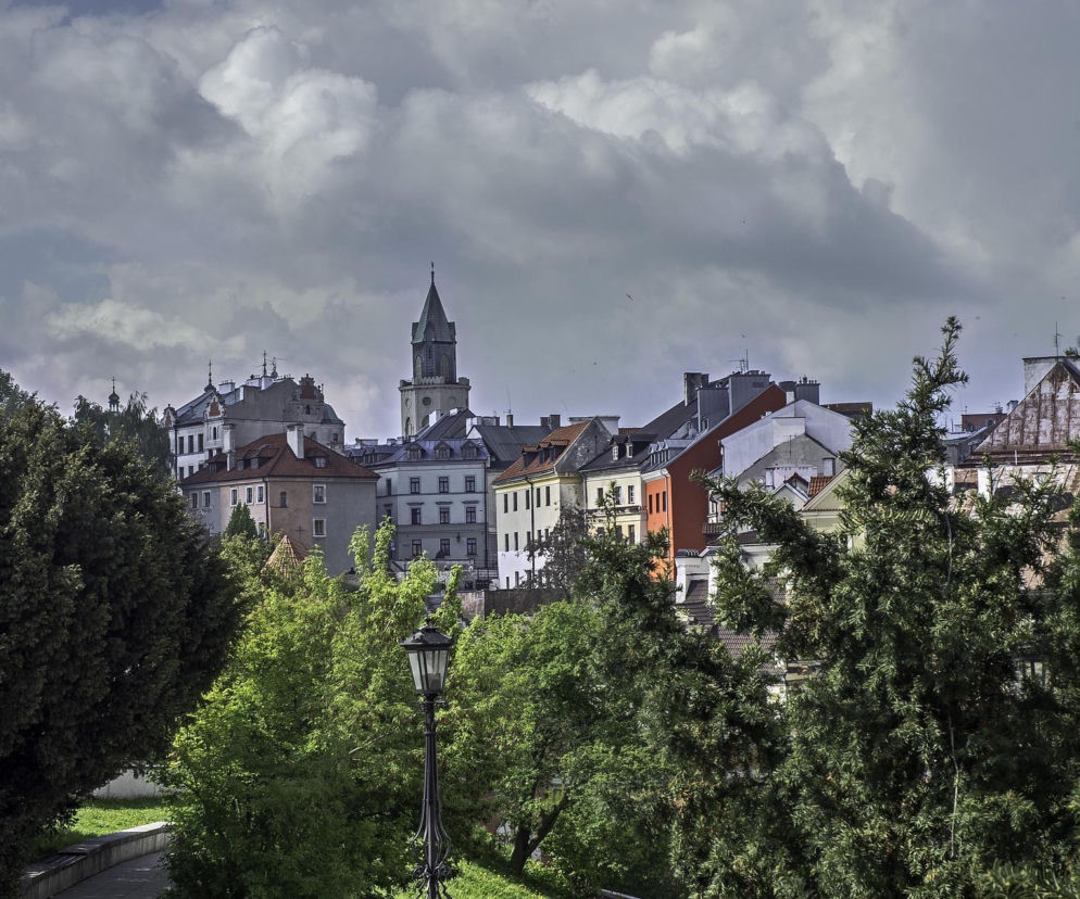 Panorama Starego Miasta w Lublinie zza gęstych drzew. O spacerze śladami Andrzeja Kota przeczytasz na Eska Lublin.