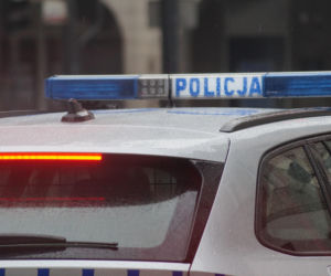 Policja przerwała imprezę. Odnaleziono zaginione nastolatki i zatrzymano 4 mężczyzn