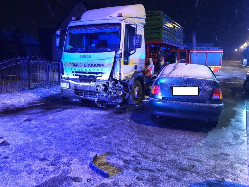 Tragiczne zderzenie trzech aut w Perzowie! Nie żyje jedna osoba [ZDJĘCIA]