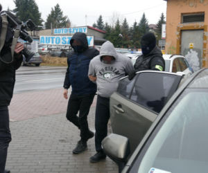 Rodzice zastępczy ze Zgierza doprowadzeni do prokuratury. Co się działo w ich domu?