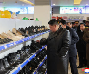 Kim Dzong Un grozi nagłym uderzeniem i unicestwieniem wrogów. Pokazał wyrzutnie rakietowe