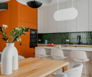 98 m² na Mokotowie w odcieniach szałwiowej zieleni i terakoty