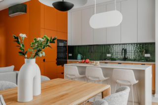 98-m mieszkanie z charakterem w szałwiowej zieleni i terakocie. Magia wysokich sufitów i przemyślanych rozwiązań